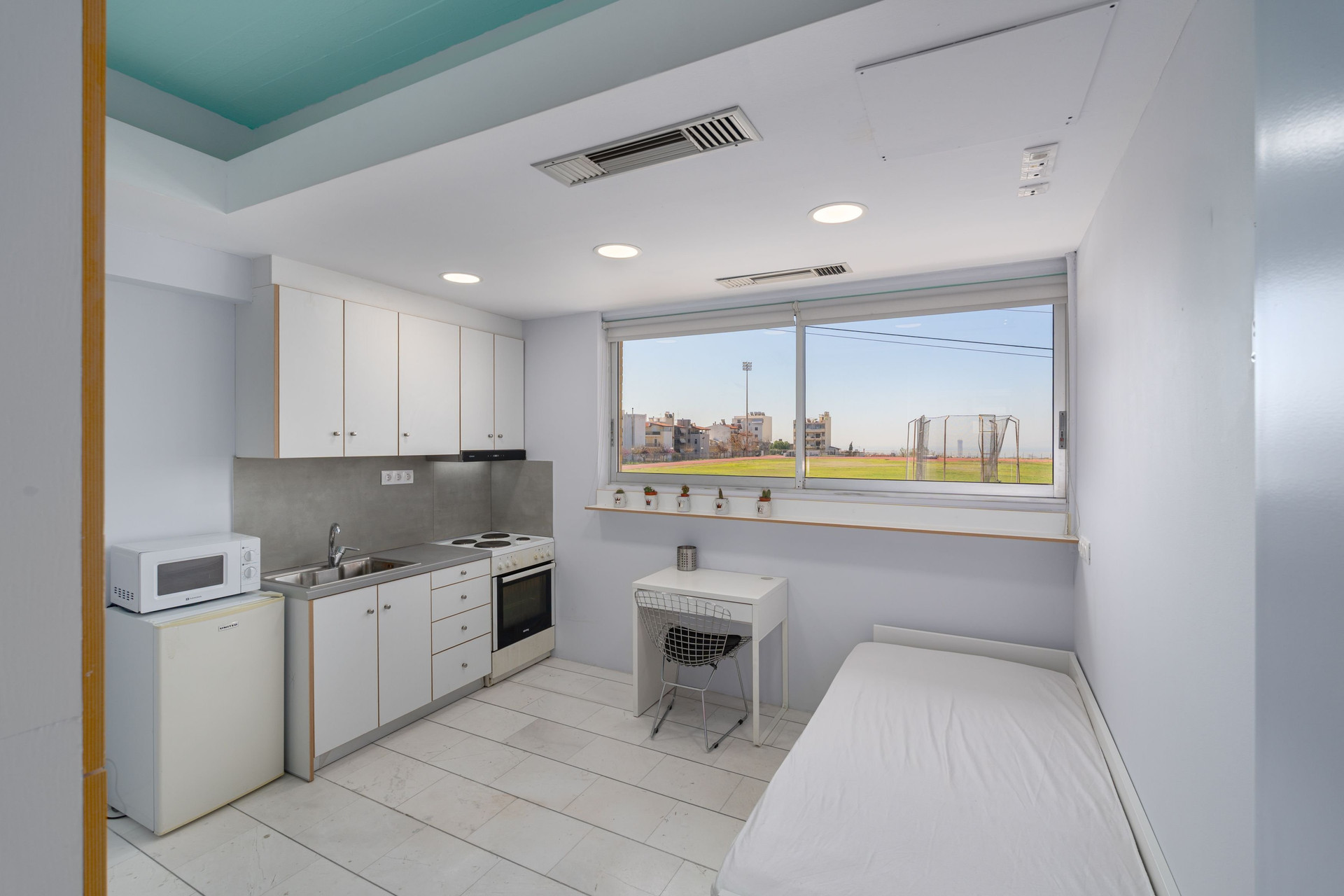 Bright studio with kitchen and bed