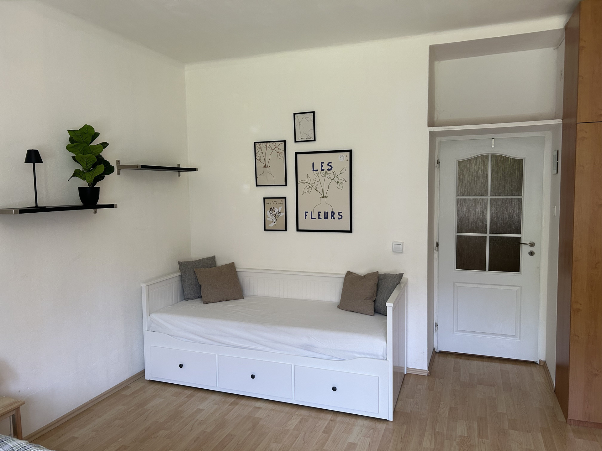 White daybed with wall art