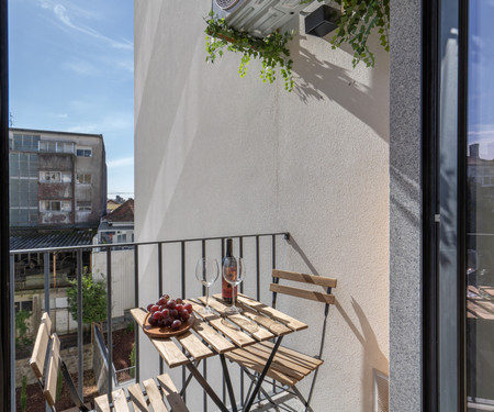 Bright & Luxurious Flat w/ Balcony