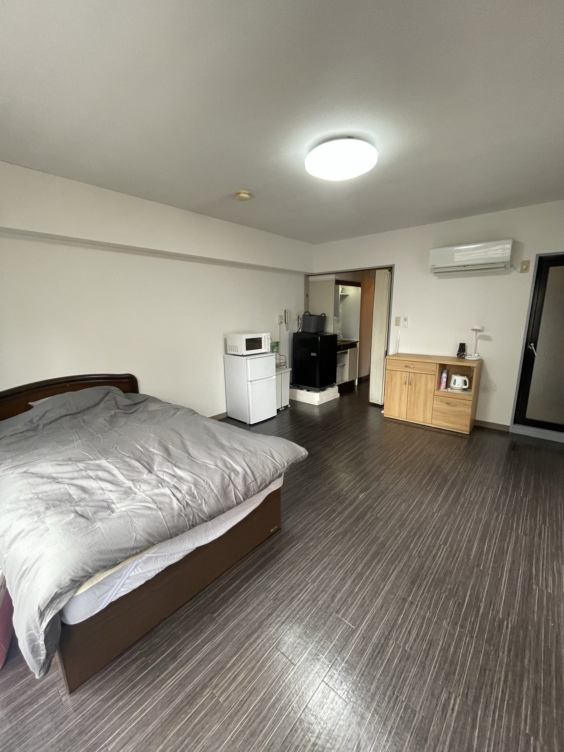 Studio room with bed and appliances