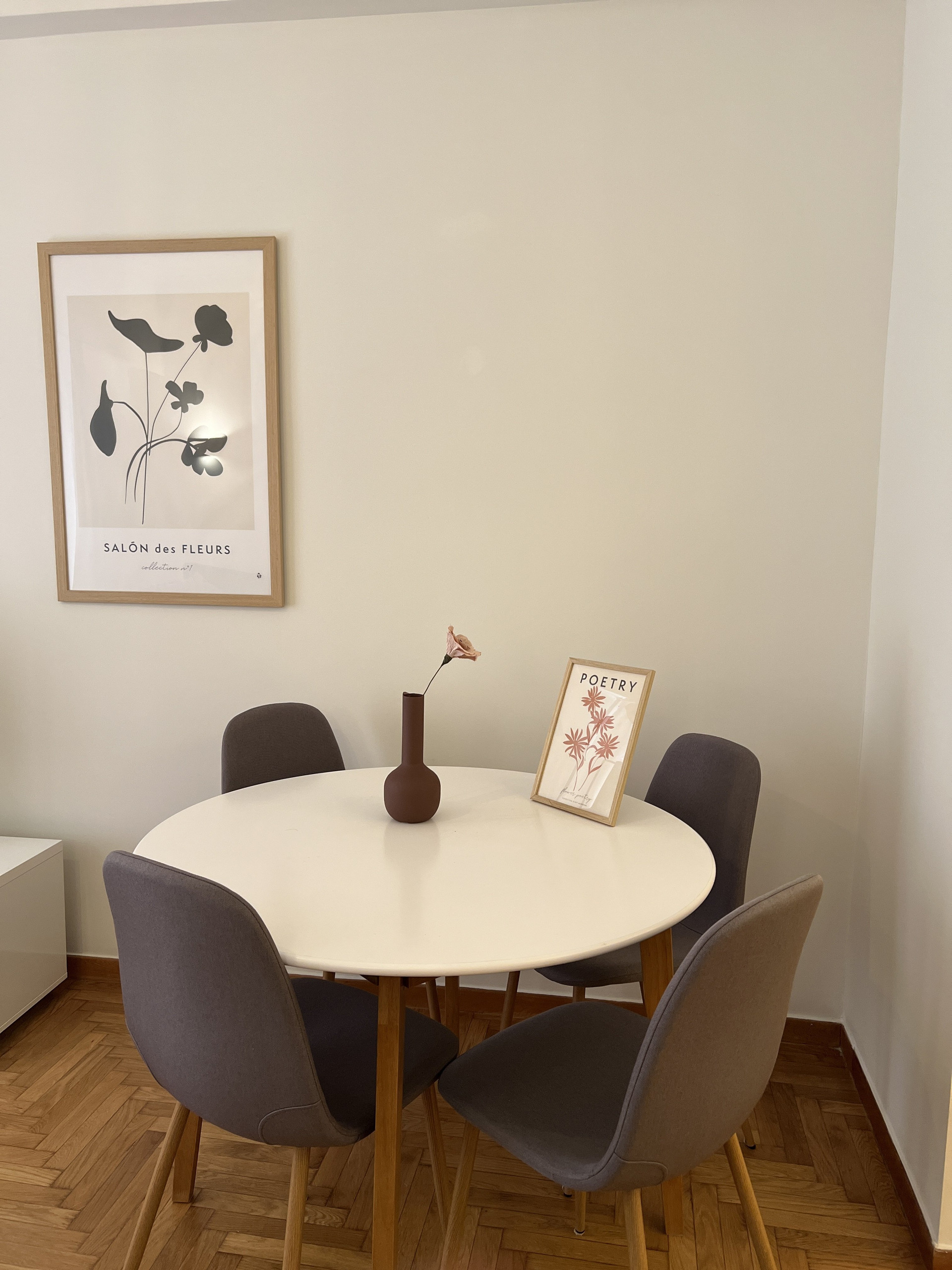 Dining nook round table
