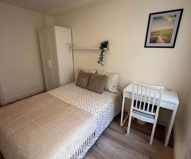 Double bedroom with private bathroom