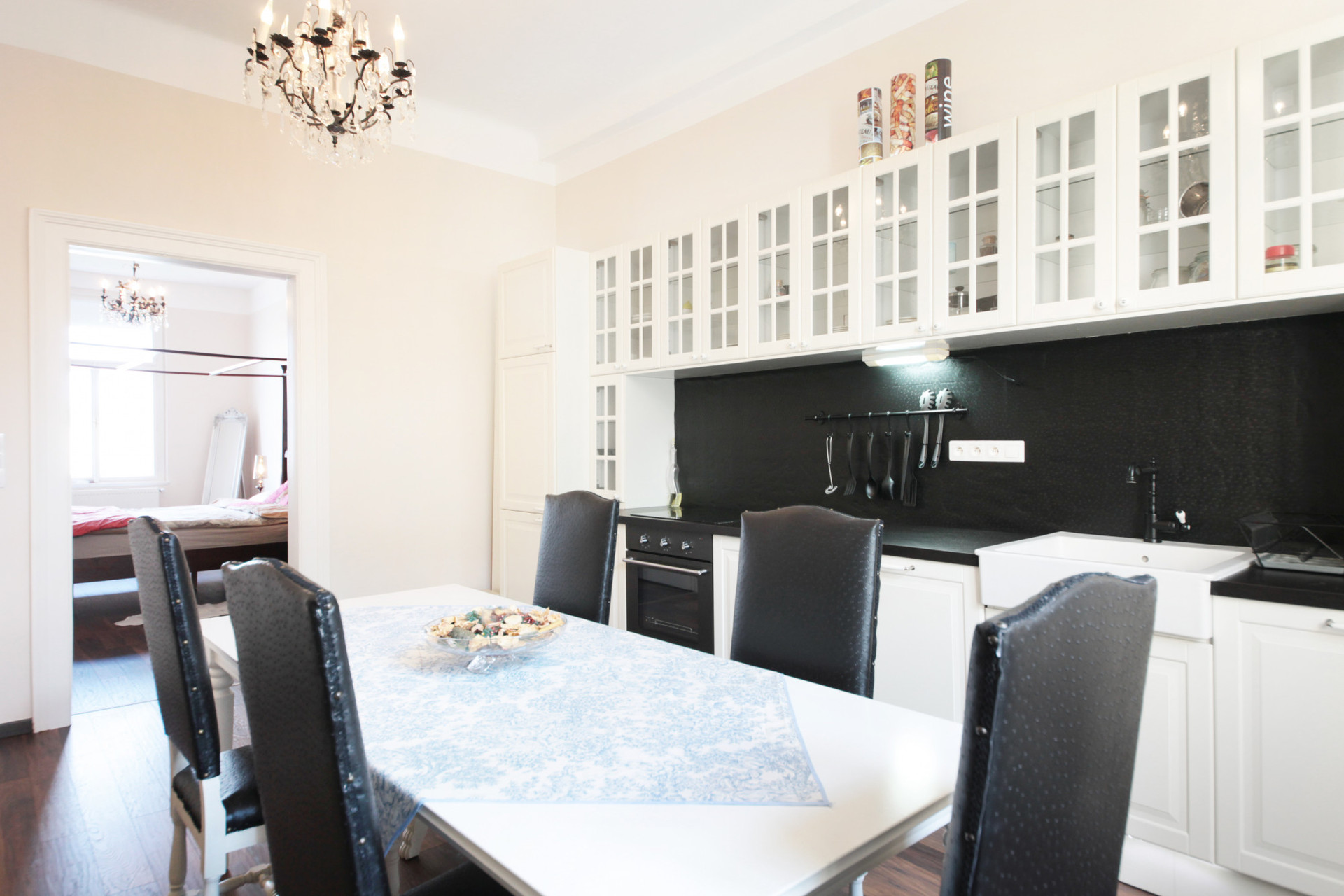 kitchen / eating room
