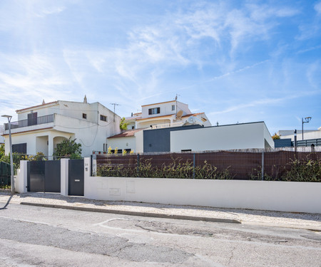 Bright Spacious House | Swimming Pool