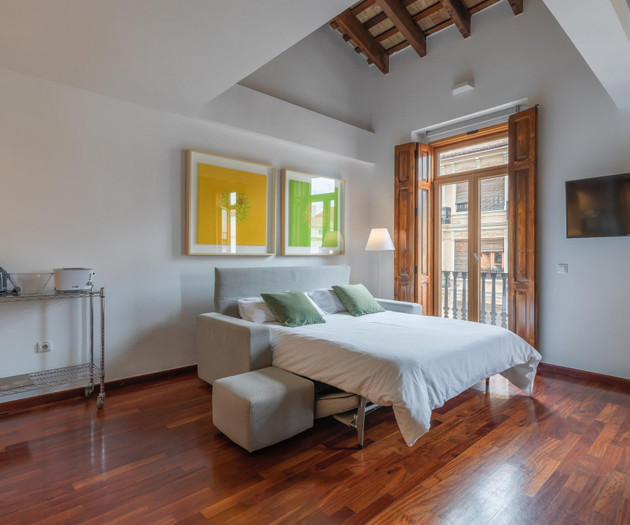 Bright & Cozy Penthouse · Seasonal Rental
