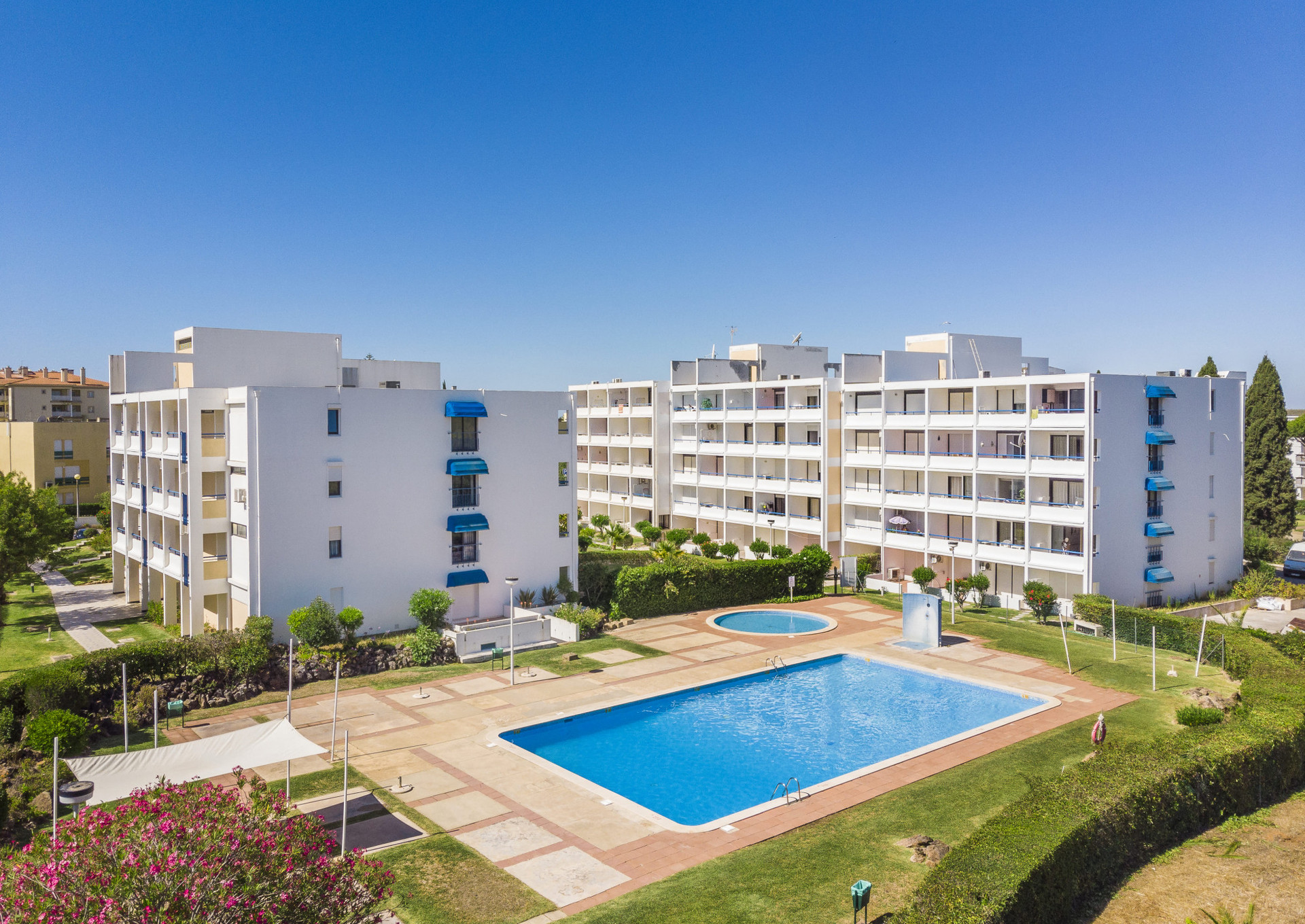 Condominium with Swimming Pool and Free Parking