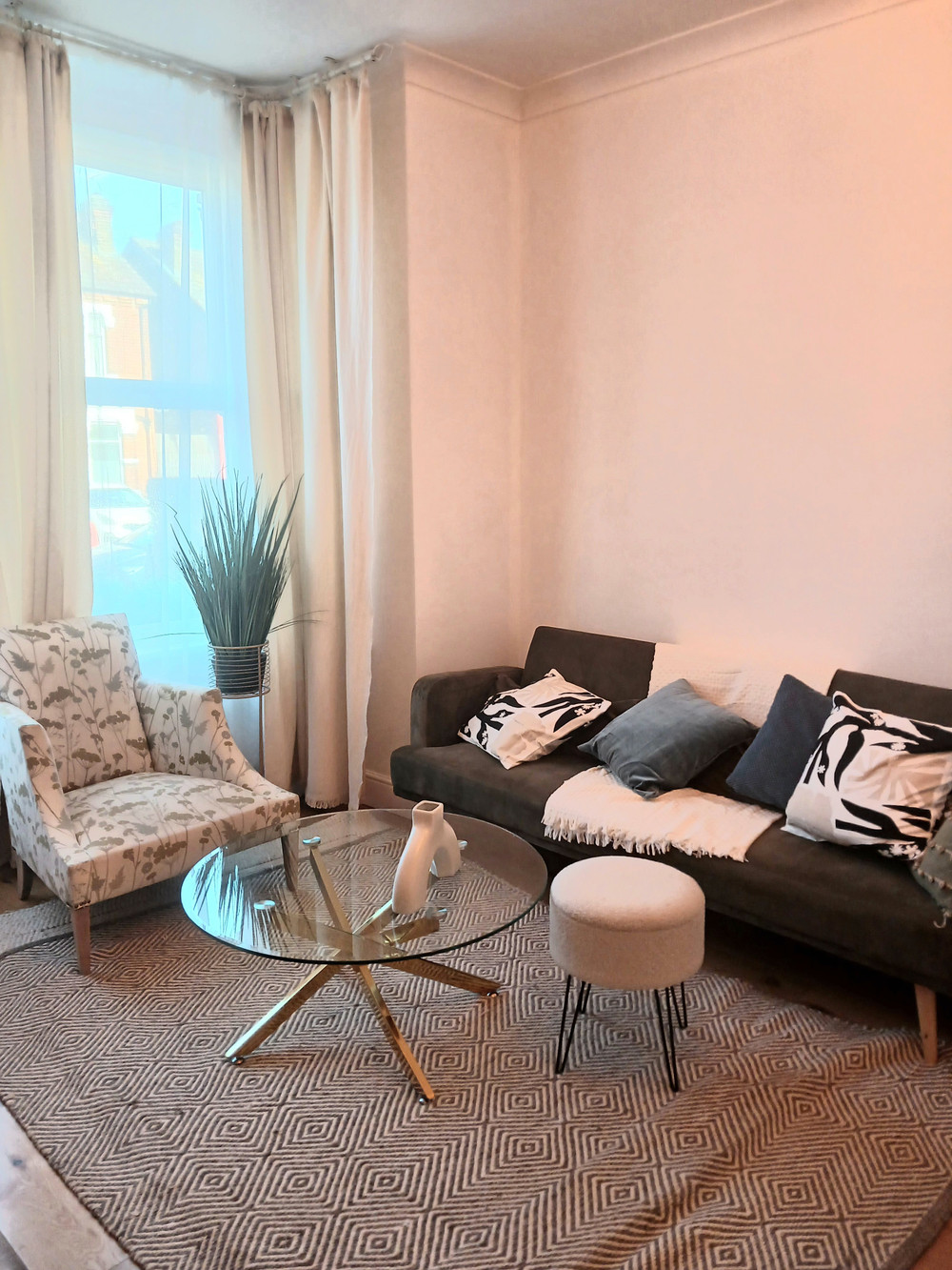 Spacious 2BR Ground-Floor Flat w/ Free Parking | P preview