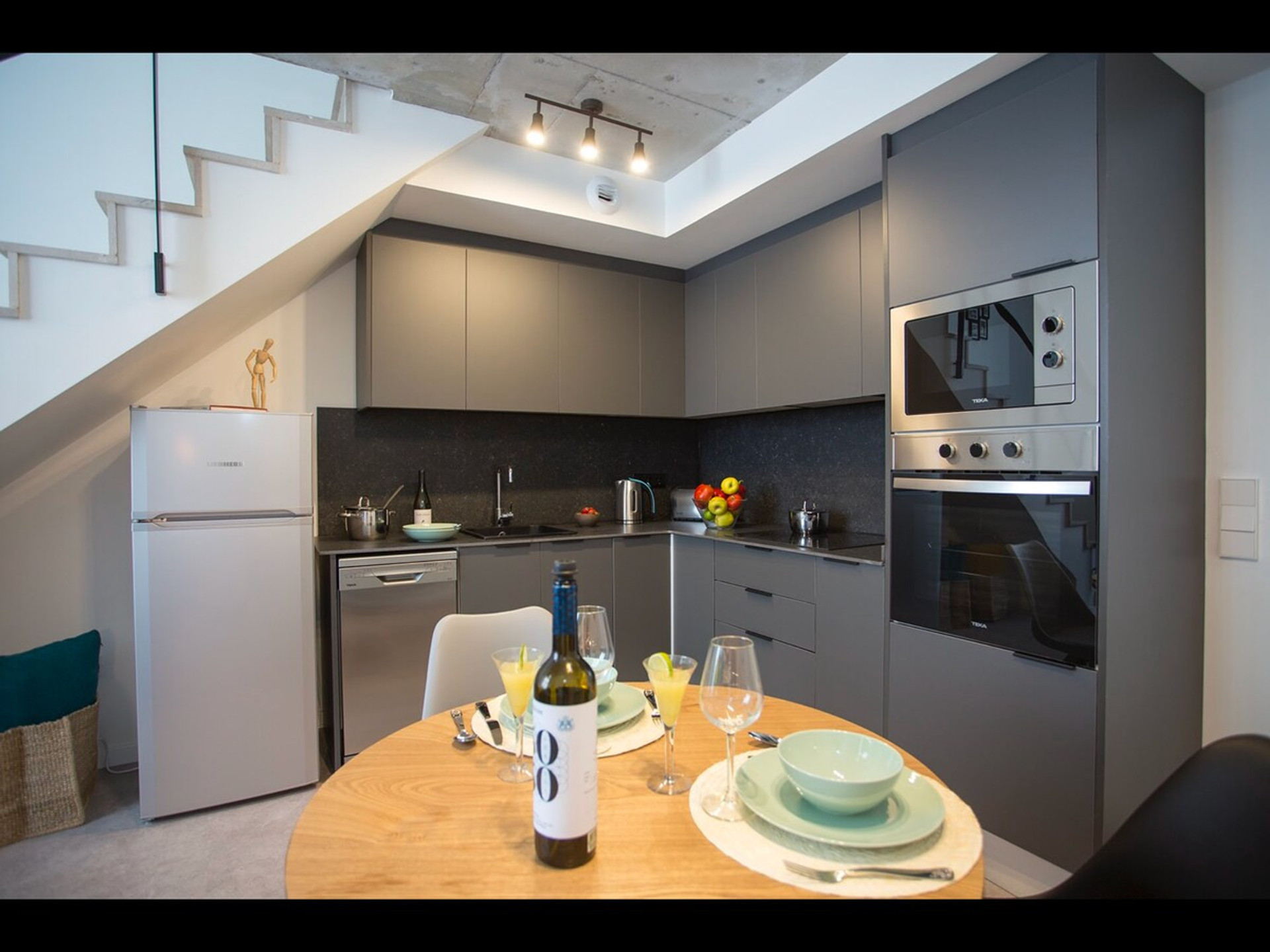 Dining area image 1