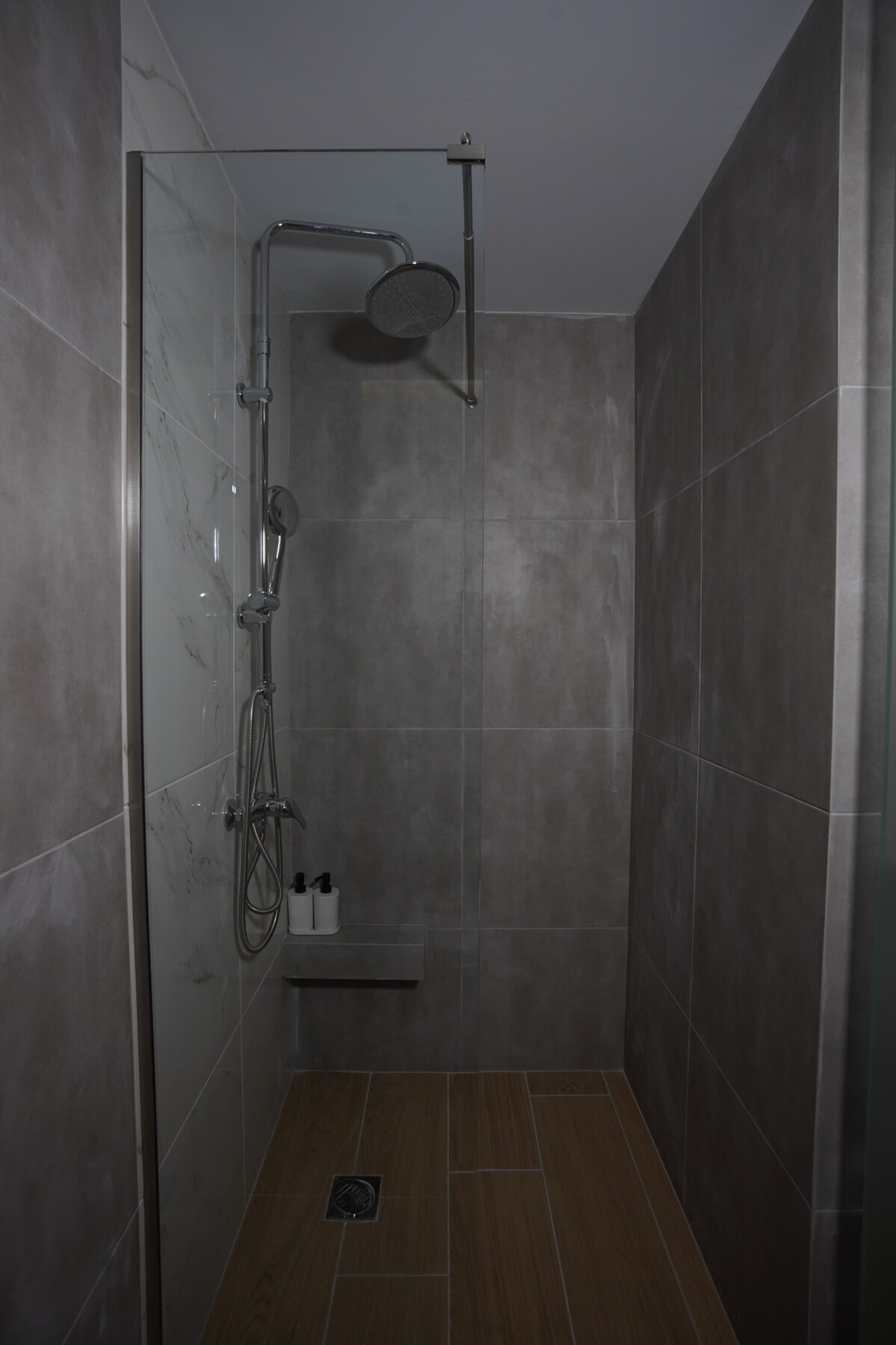 Full bathroom image 1
