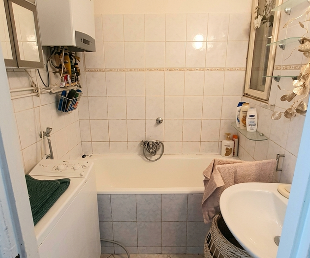 Compact bathroom with tub