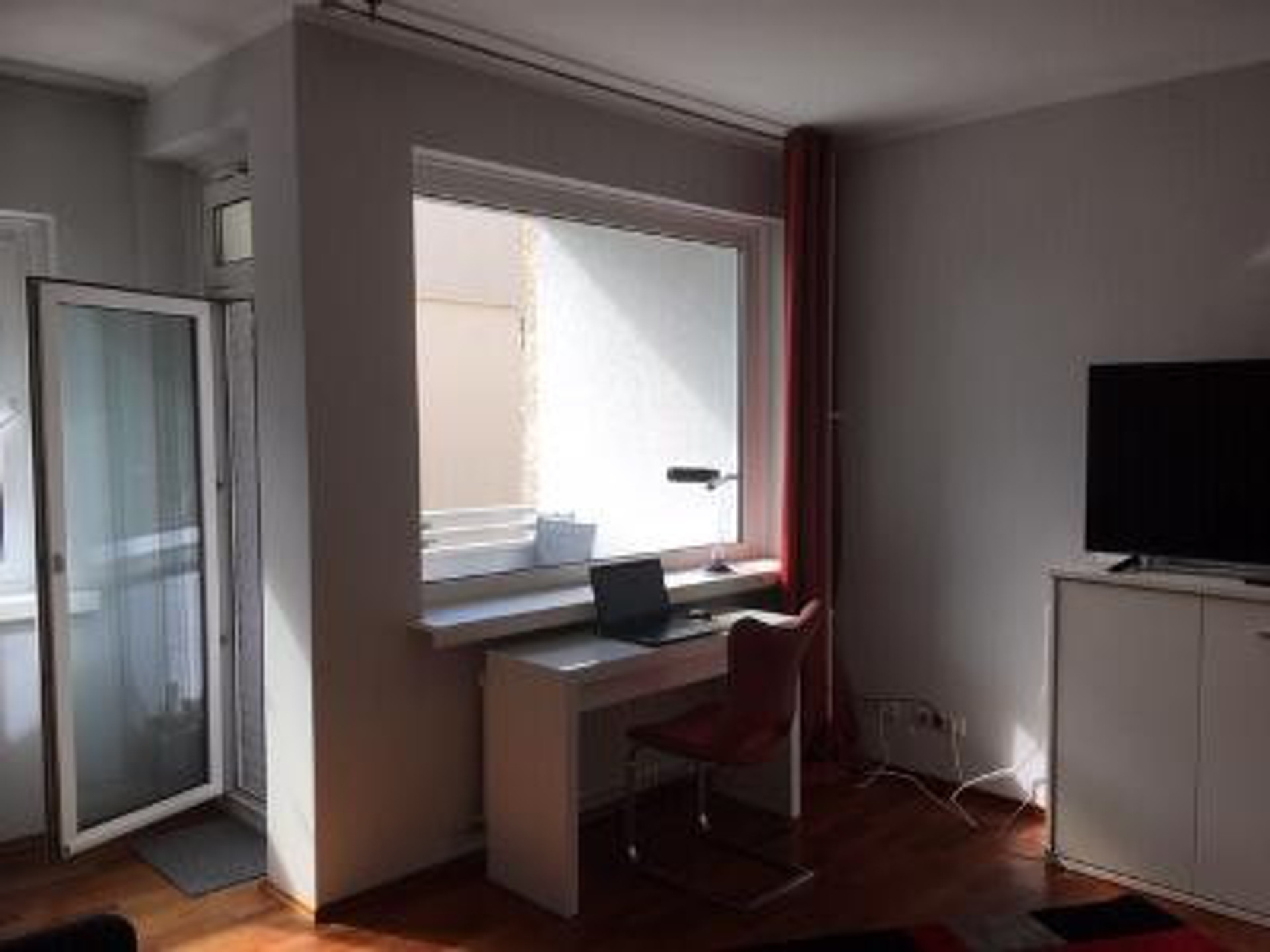 Livingroom / door to balcony