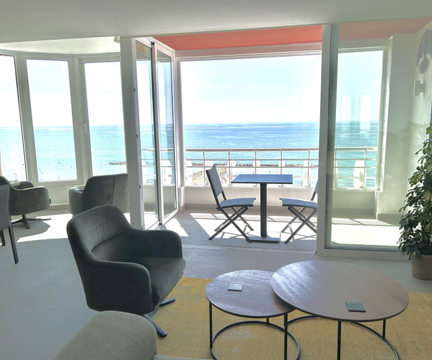 Modern, recently renovated. City and beach!