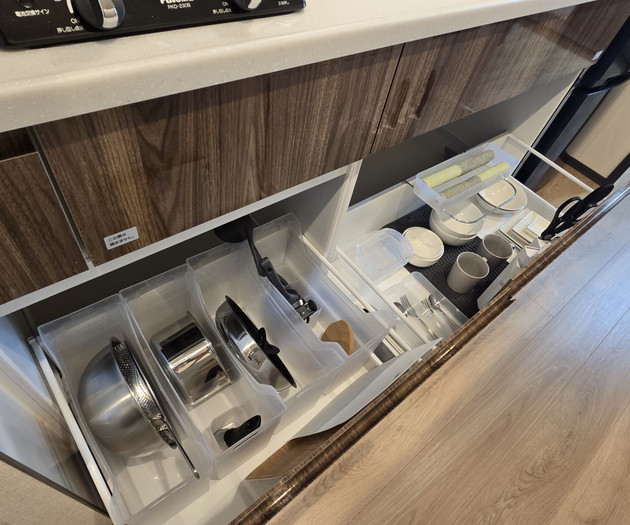 Kitchen storage with cookware