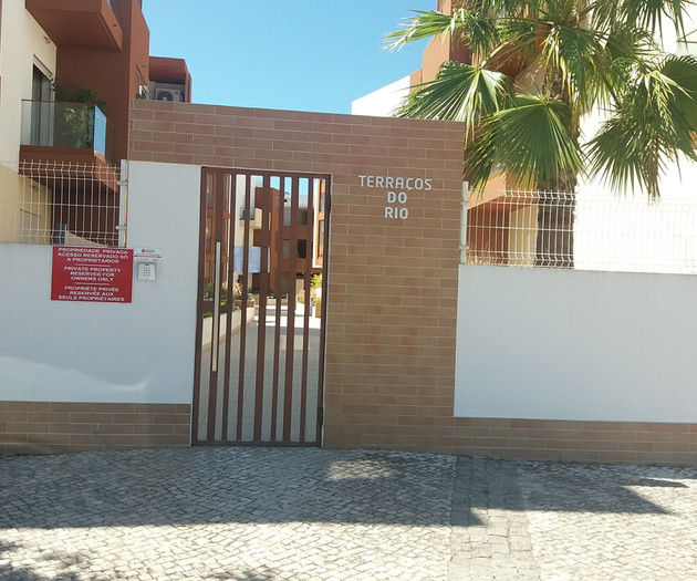 Building entrance gate 'Terraços do Rio'
