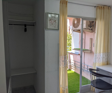 Room with balcony near the beach and UPV