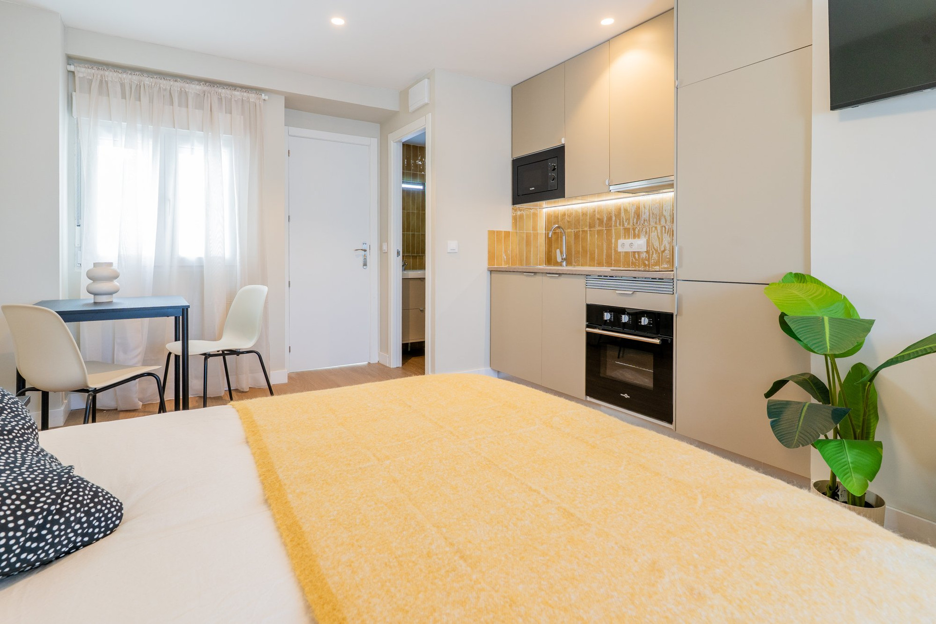 Studio open plan kitchen and bed