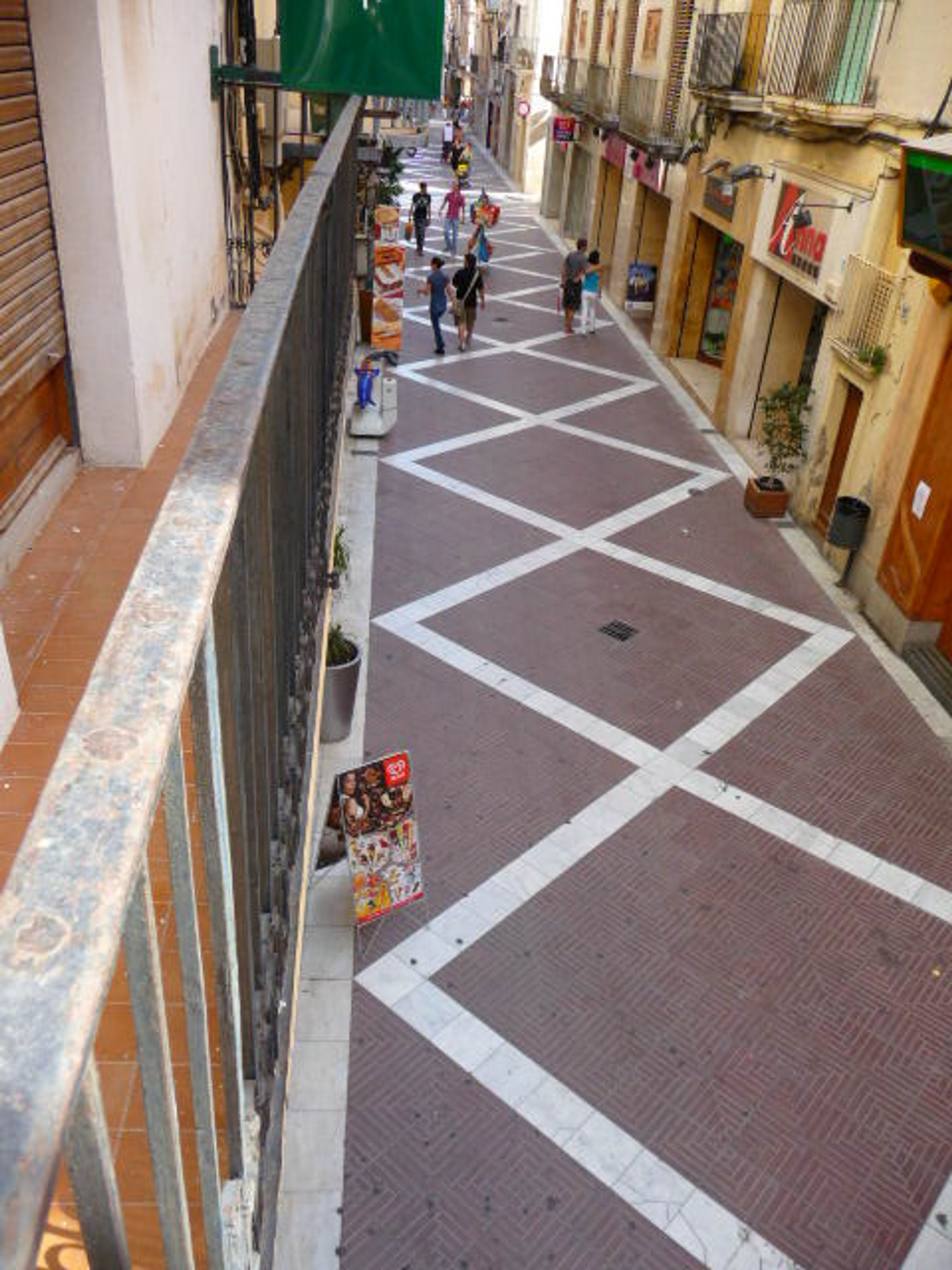 Balcón a calle peatonal