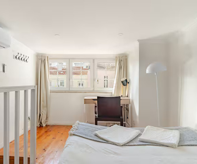 Bright 2-Bedroom Apartment with Terrace near Rato
