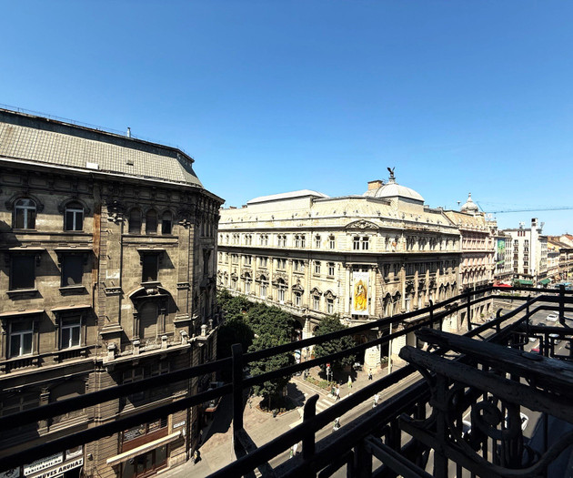 Central 2-Bedroom Apartment with Private Balcony