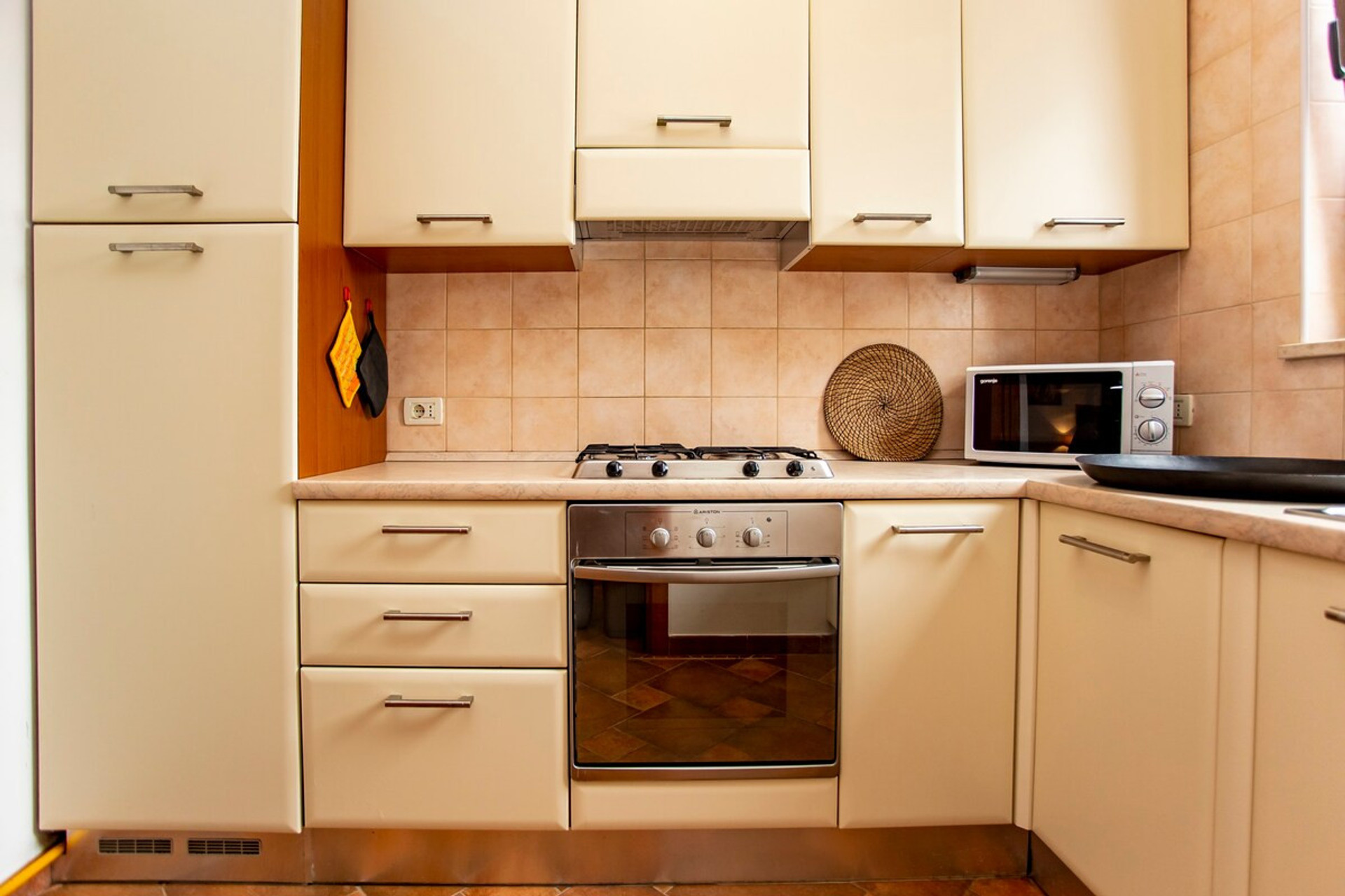 Full kitchen image 2