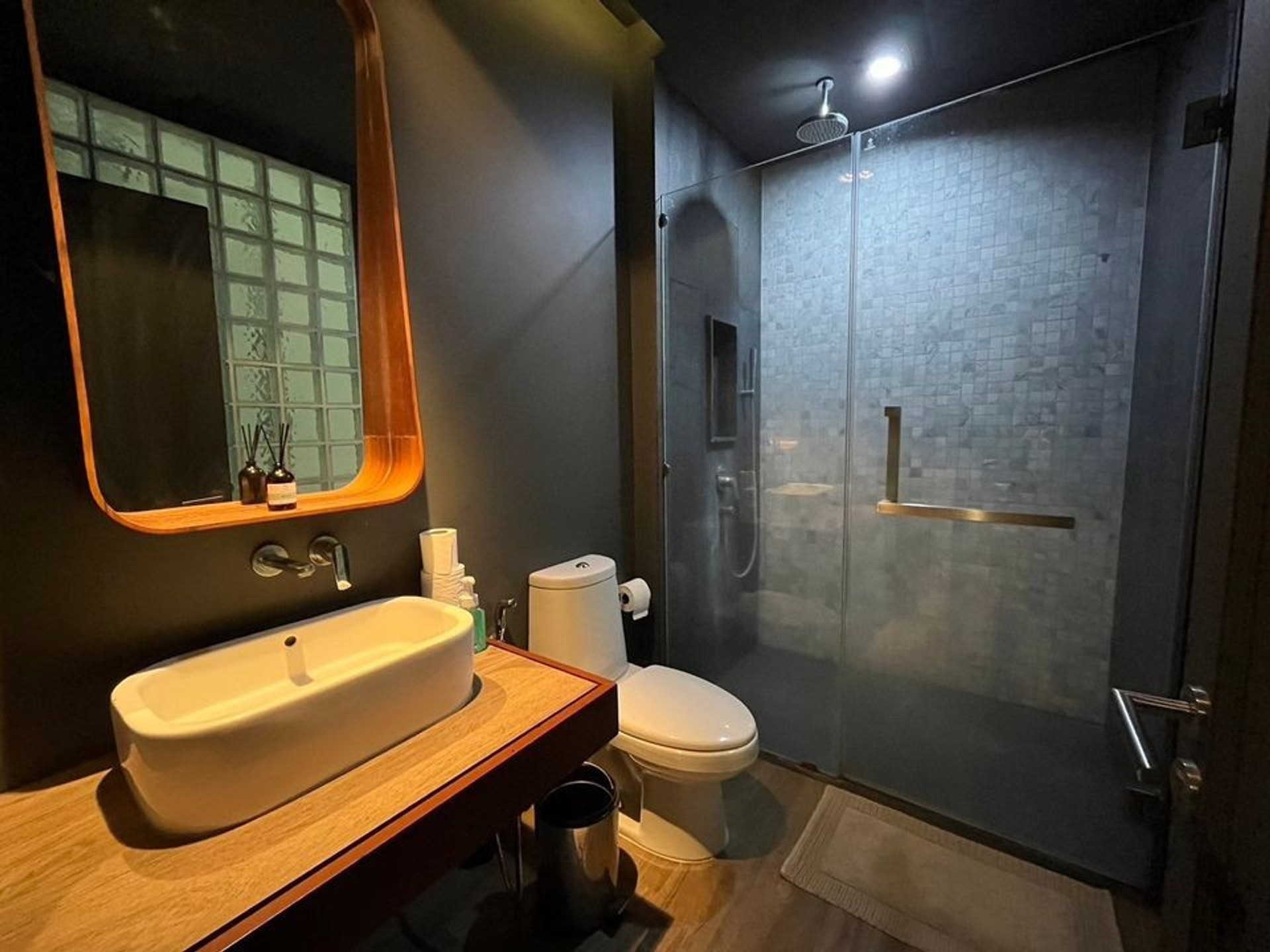 Shower and Toilet, Hot water,