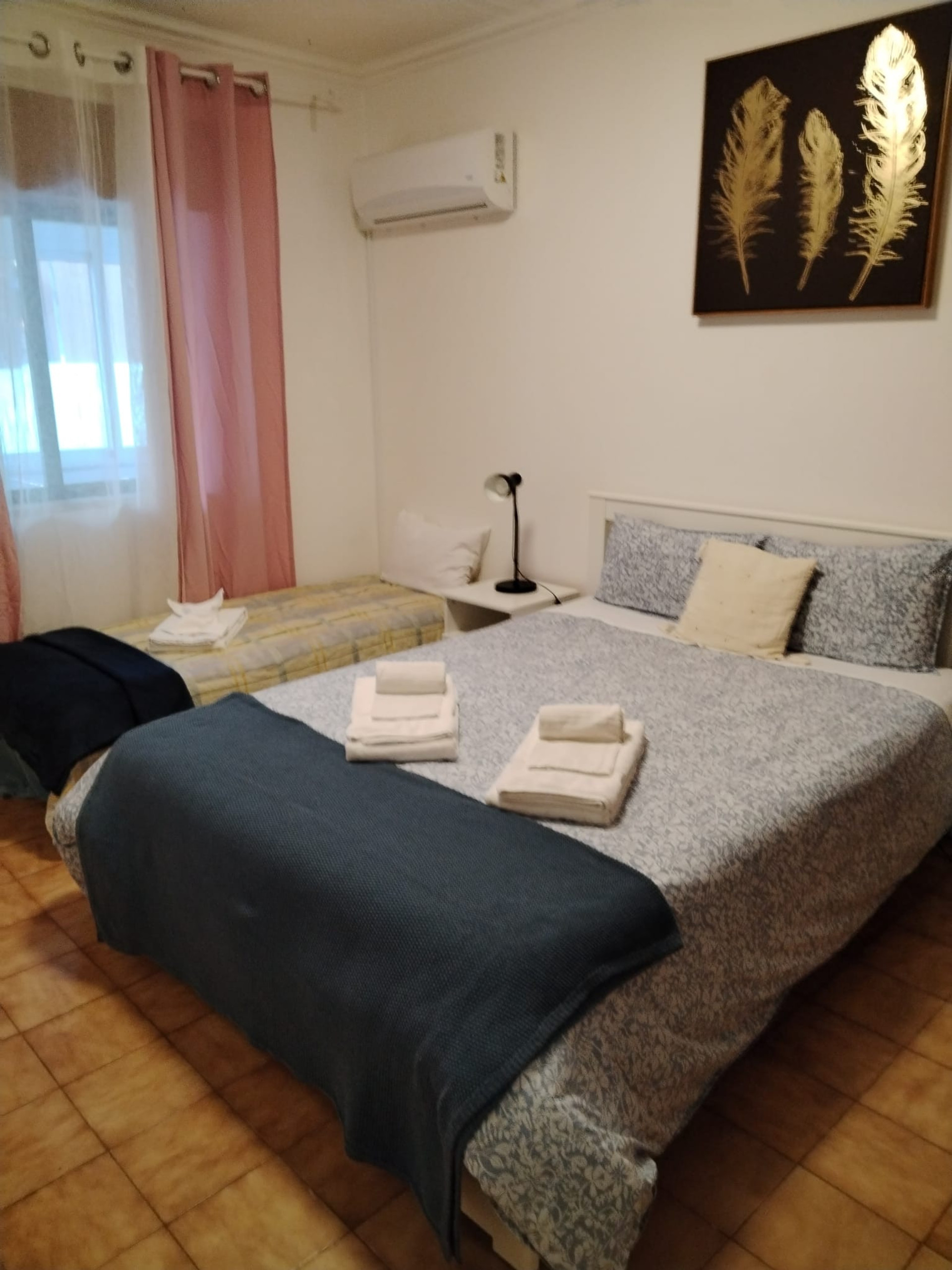 Quarto com 1 cama de casal e 1 cama de solteiro