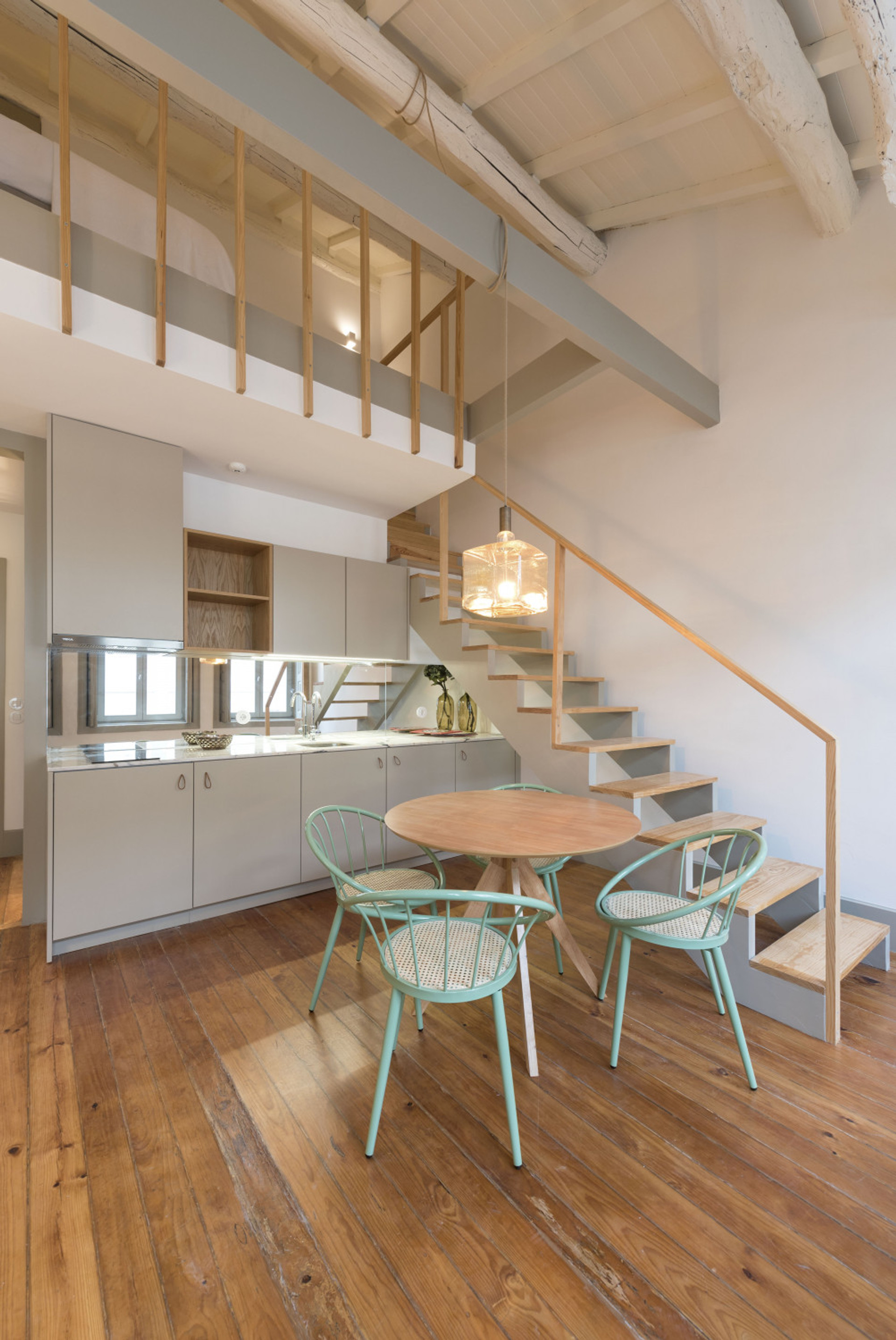 Kitchenette & Dining Area