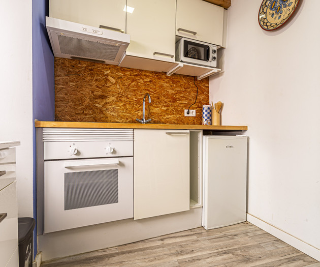 Compact kitchen with oven