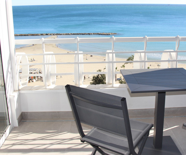 Modern, recently renovated. City and beach!