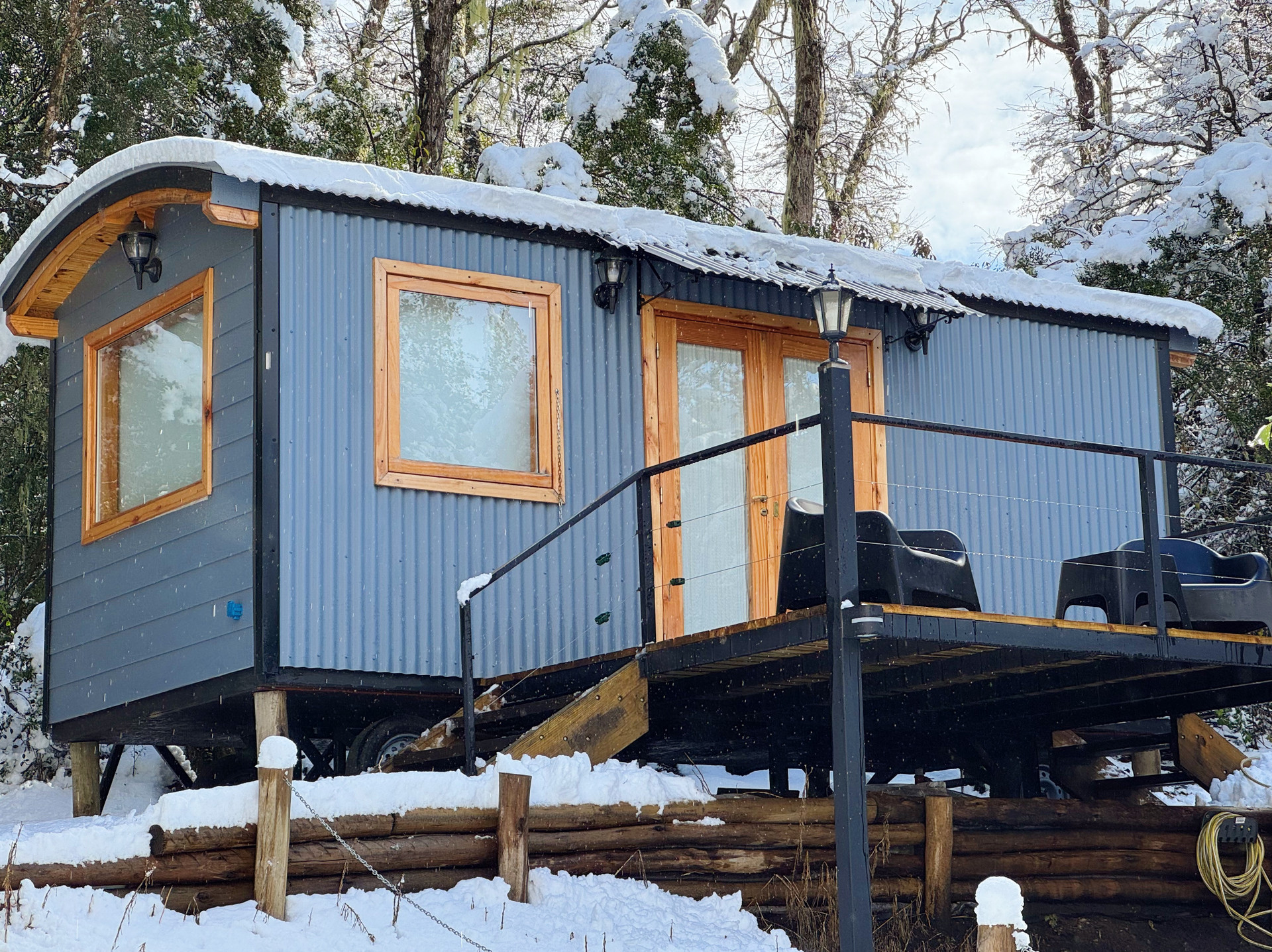 Tiny house estilo shepherd’s hut con techo abovedado. Piso de madera y diseño inglés adaptado a la montaña patagónica, rodeada de bosque nativo.