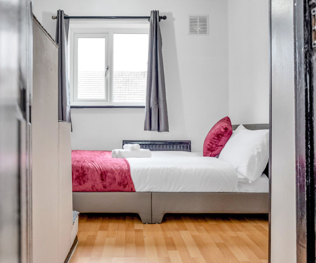 Spacious 4-Bedroom Haven in Orpington Retreat