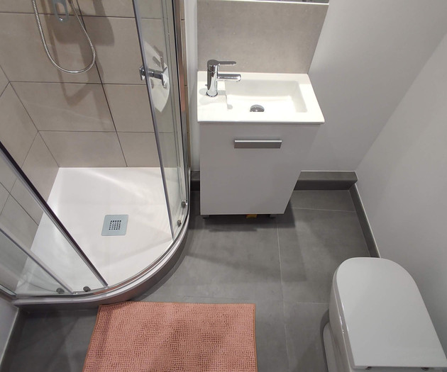 Double bedroom with private bathroom