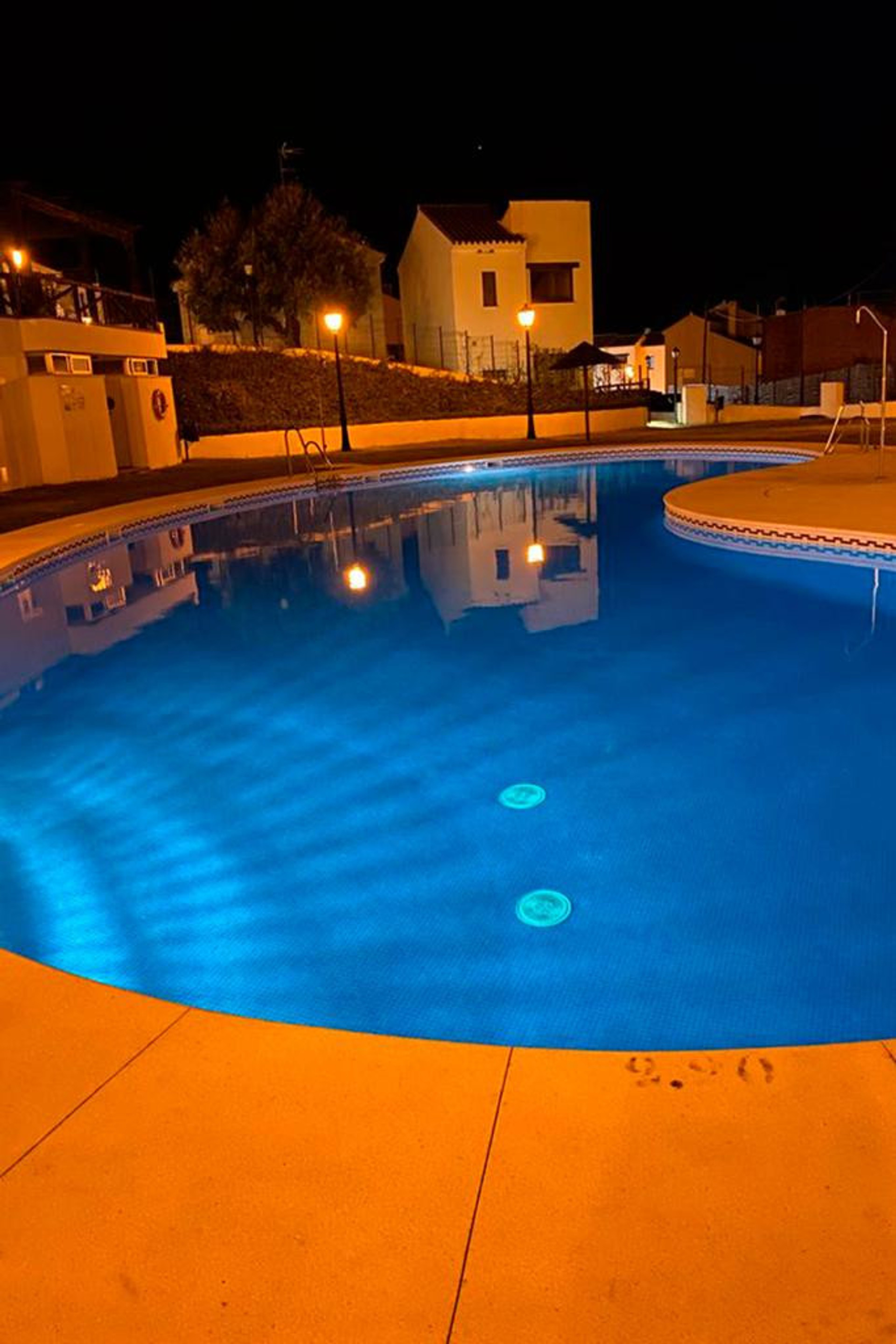 Tiene 4 piscinas. Dos de adultos y dos de niños y se pueden utilizar las 4 durante su estancia. 