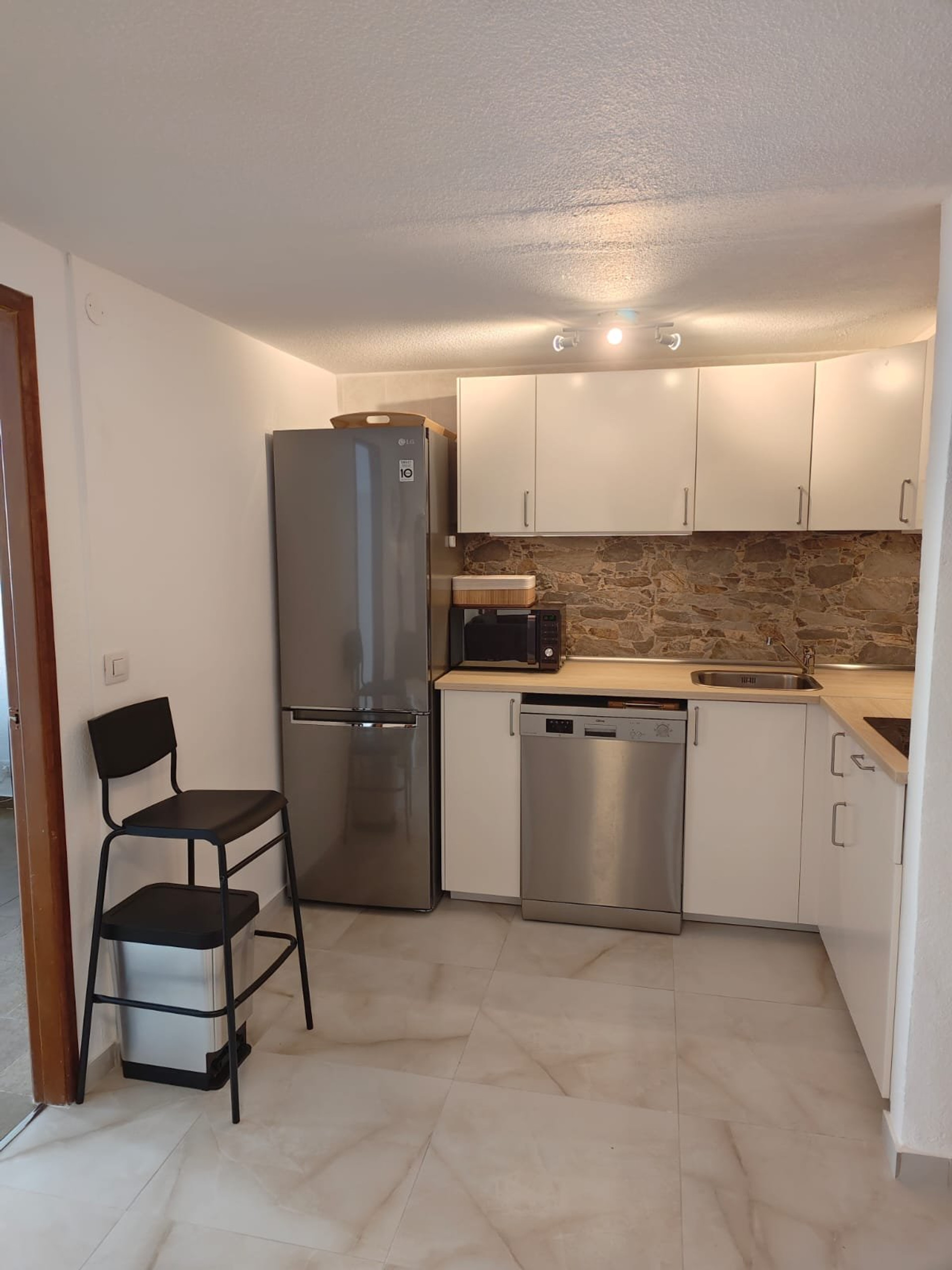 Modern kitchen with stone backsplash