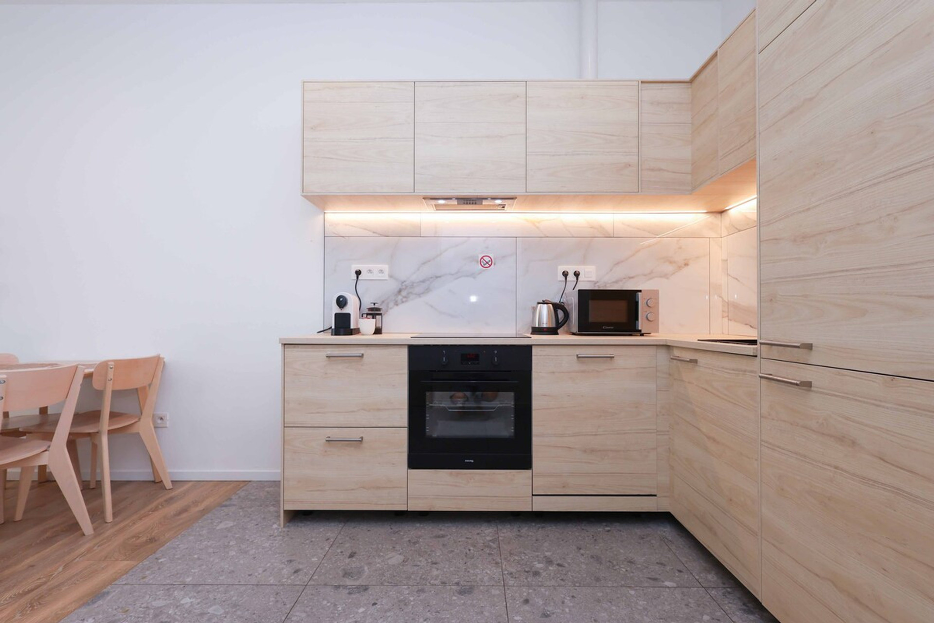 Full kitchen image 1
