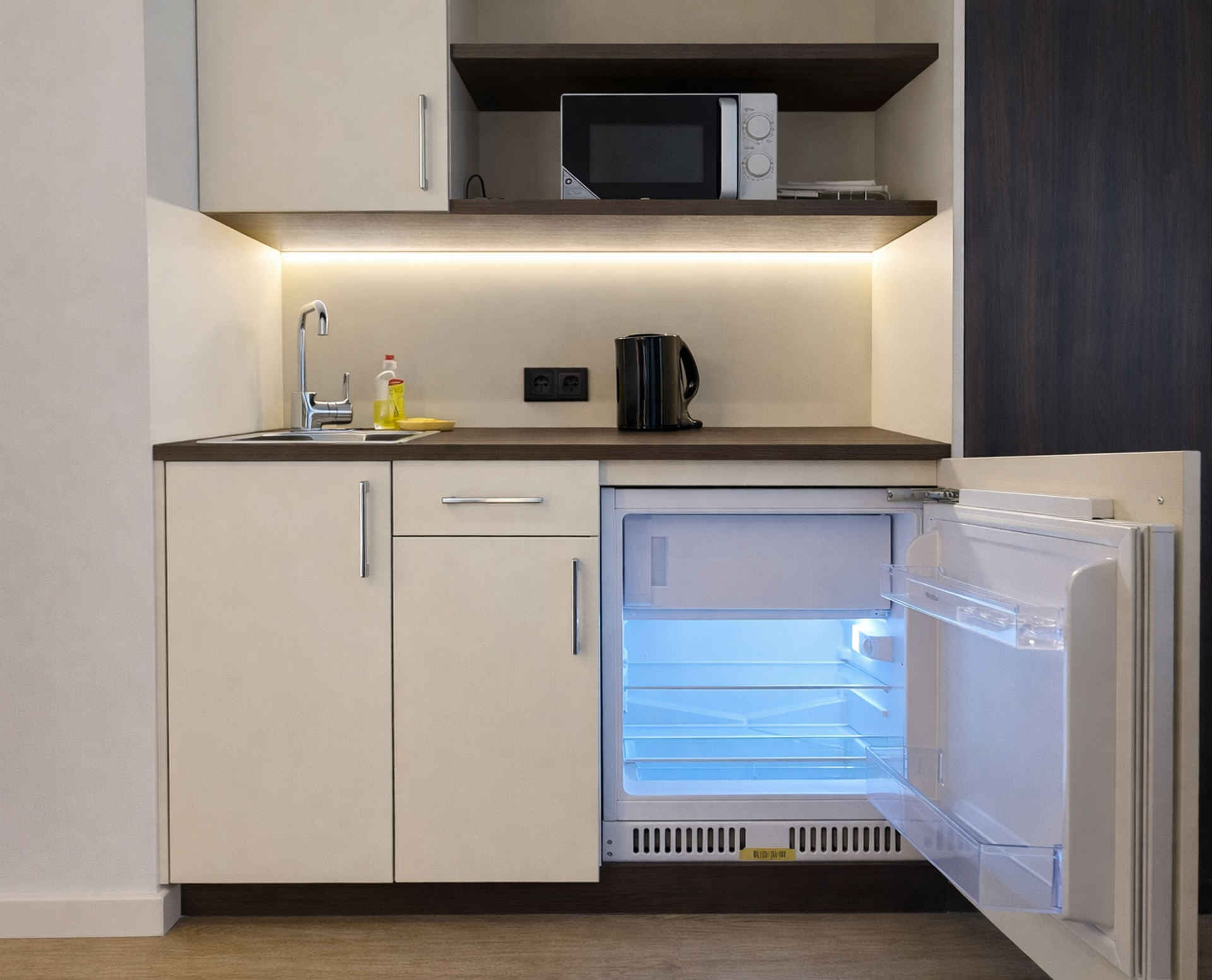 Kitchenette with microwave and fridge