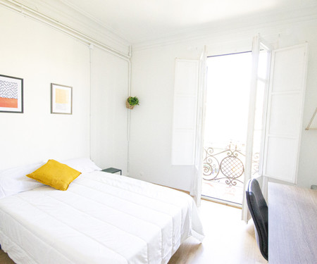 R0179- Room in flat to share in Barcelona