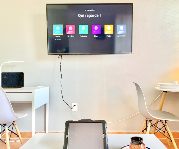 Flat 1/3_ 500mbps Wifi, Desk with office chair