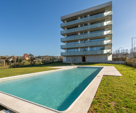 Colourful Luxurious Flat w/ Balcony & Pool