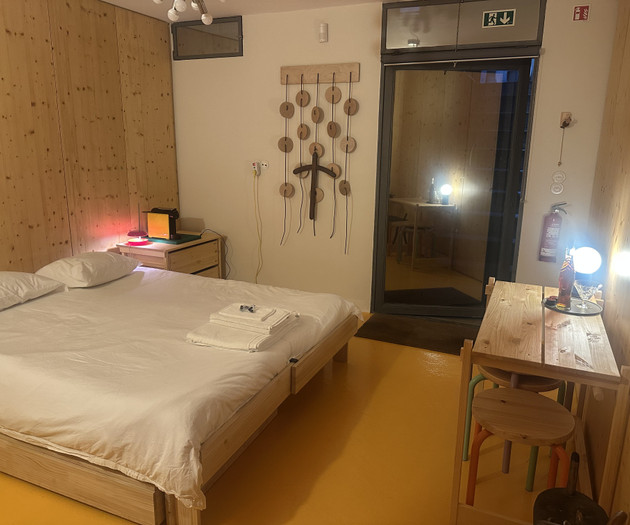 bedroom with private bathroom and patio N.4
