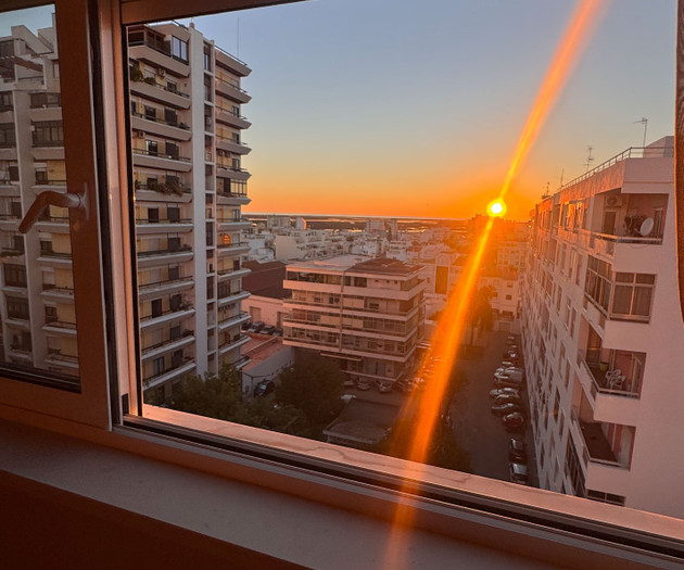 Modern 2BDR with Sunset Views – Faro Center