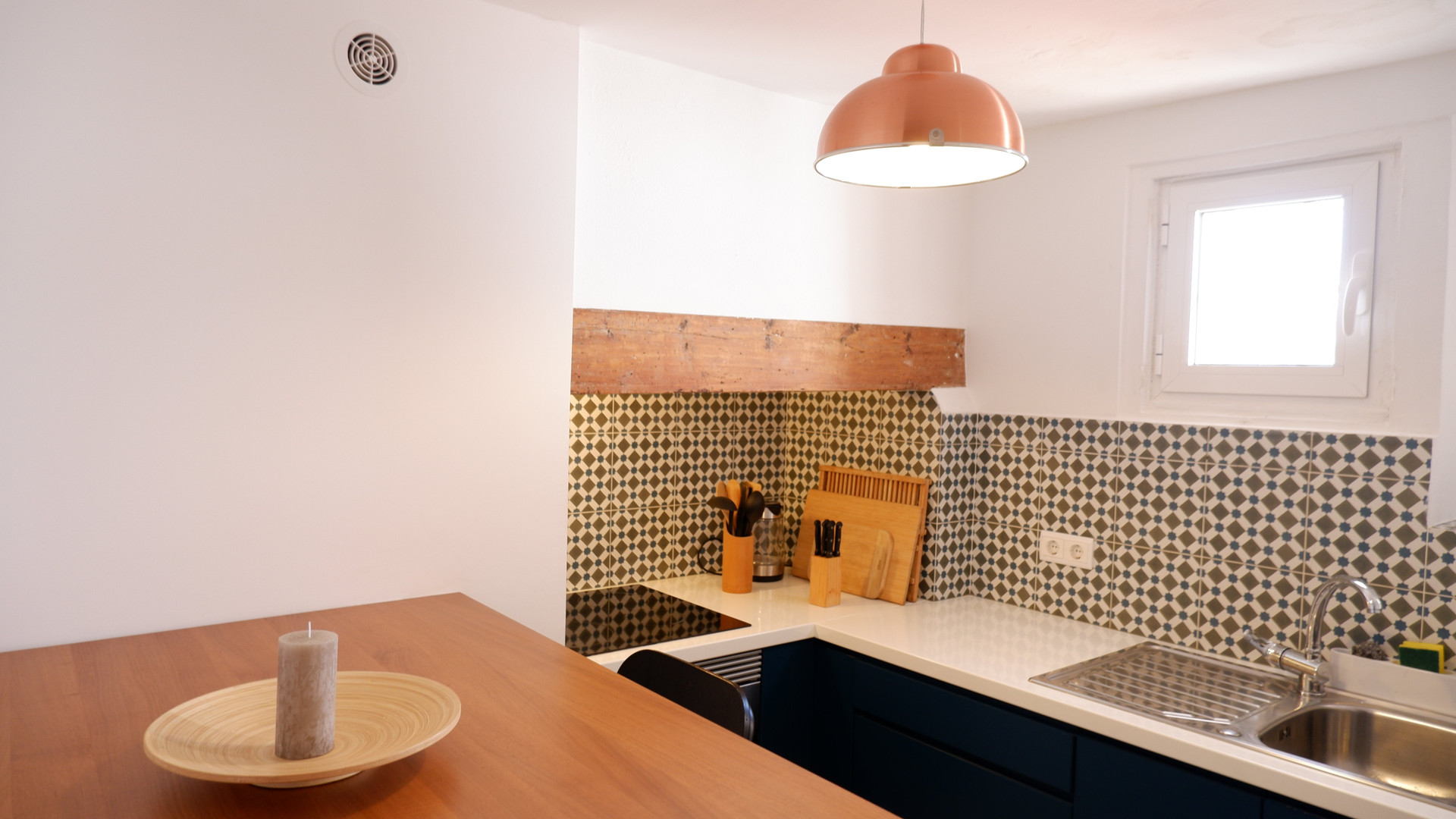 Modern kitchen with tiled backsplash
