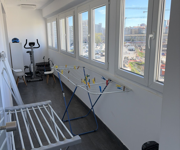 Bright Room with Workspace & Private Bathroom – En