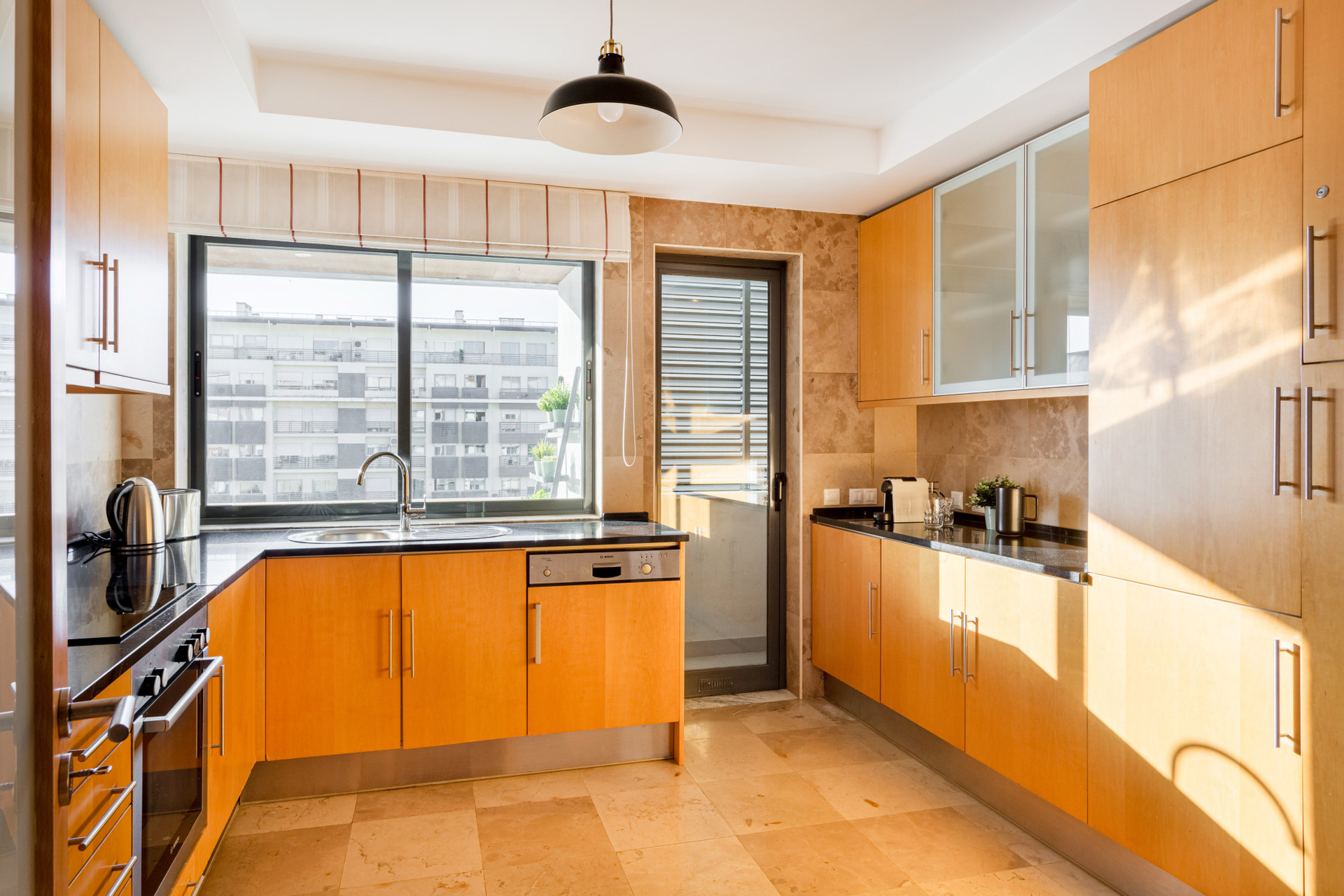 Fully equipped kitchen with washing machine and dishwasher