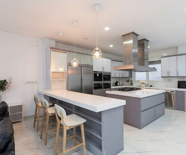 Large, modern house in Valencia City!