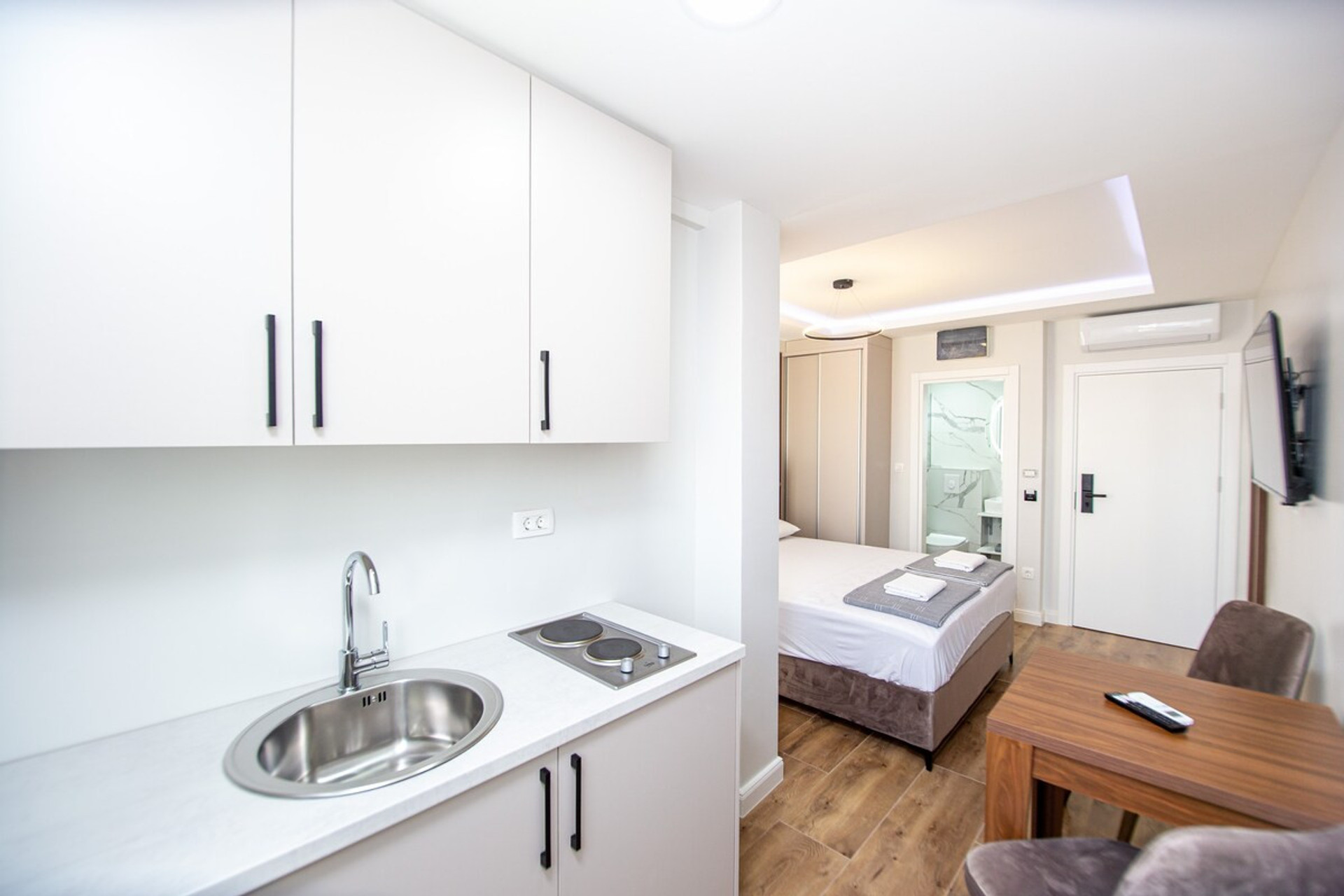 Full kitchen