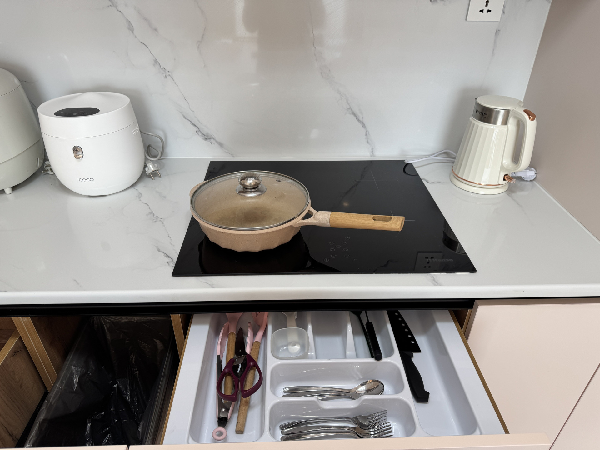 Kitchen stovetop with cutlery drawer