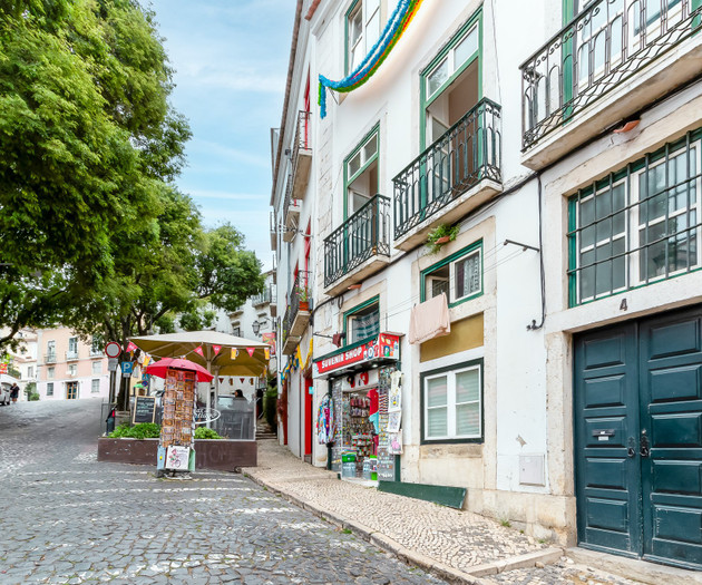 Stylish 2BR Flat in Alfama with Private Patio