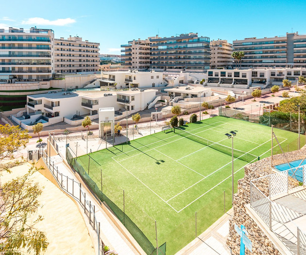 Luxury Beachfront Apt | Heated Pool, Gym & Seaview