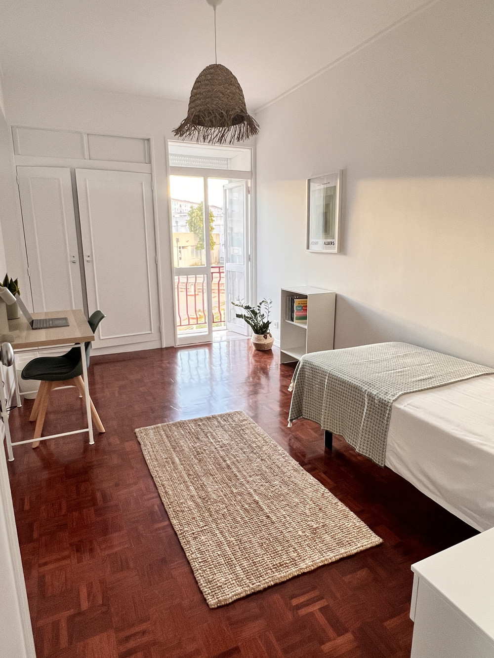 Cozy & Fully Furnished Light Green Room in Lisbon preview